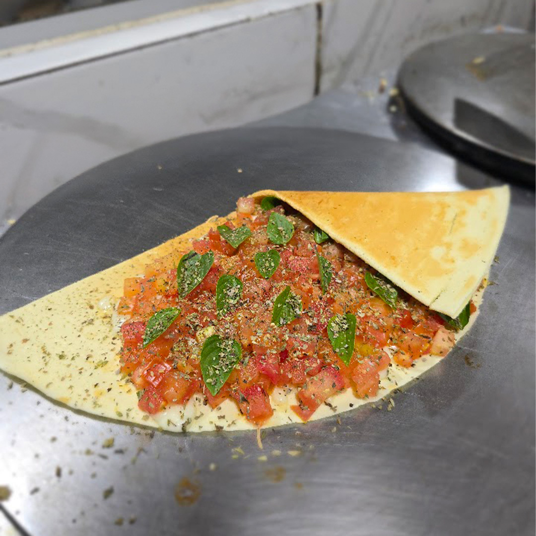 Crepe Margherita com tomate e manjericão